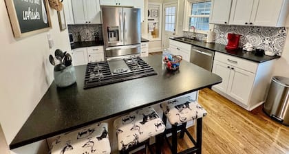 Hank's Place - Cheerful Bungalow near HPU