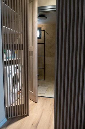 Douche, sèche-cheveux, serviettes fournies