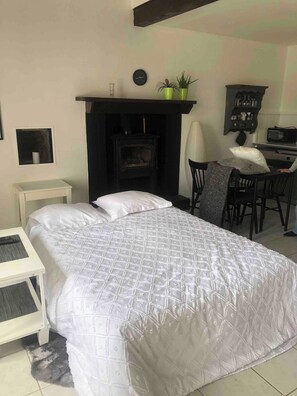 1 bedroom, iron/ironing board, Internet, bed sheets
