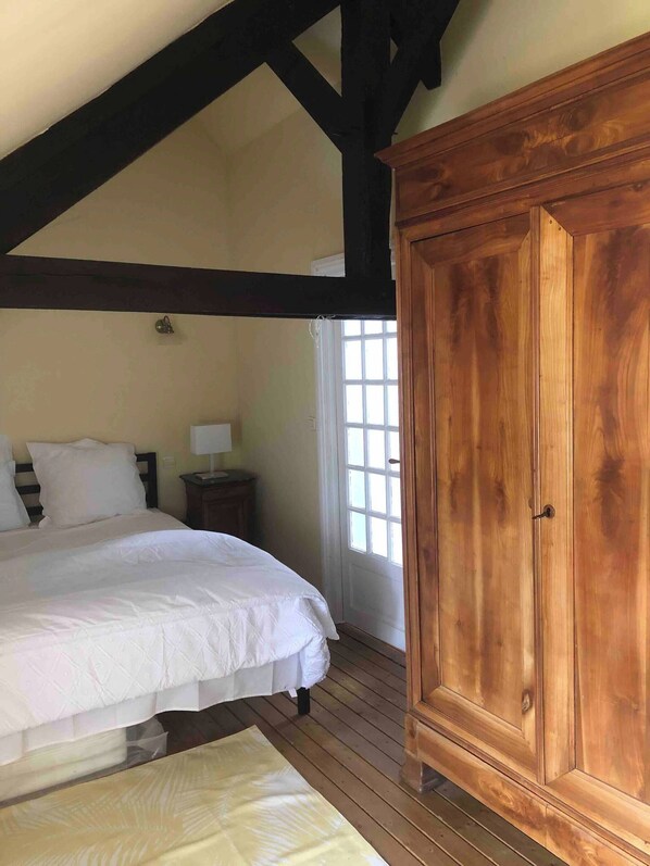 1 bedroom, iron/ironing board, internet, bed sheets