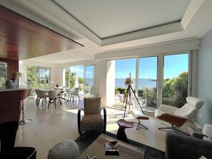 Smart-TV, Videospiele, Bücher, Musikbibliothek