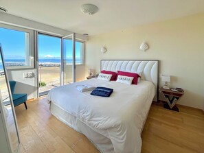 6 Schlafzimmer, Schreibtisch, Bügeleisen/Bügelbrett, Reisekinderbett