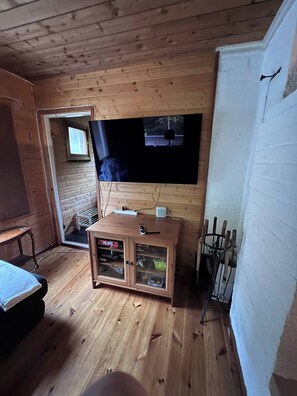 Cabane, 2 chambres, patio | Équipements de la chambre