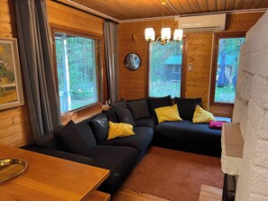 Ferienhütte, 2 Schlafzimmer, Terrasse | Wohnzimmer | Bücher