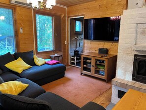 Cabane, 2 chambres, patio | Salle de séjour | Livres