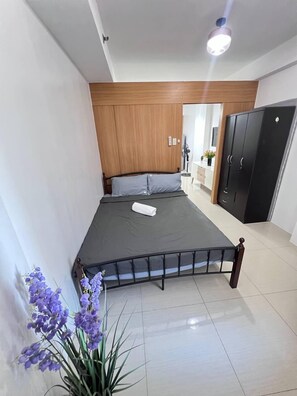 Comfort Condo, 1 Bedroom | Bathroom - 1 BR Shell Residences Facing amenities (Pasay)