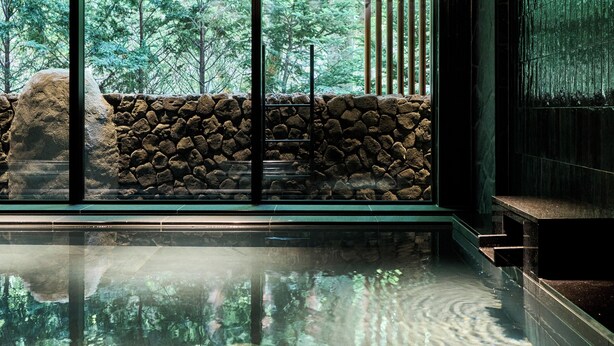 A stone wall with a glass window, reflecting trees and a clear sky. - GLAMDAYSTYLE HOTEL&RESORT KYU-KARUIZAWA (Karuizawa)