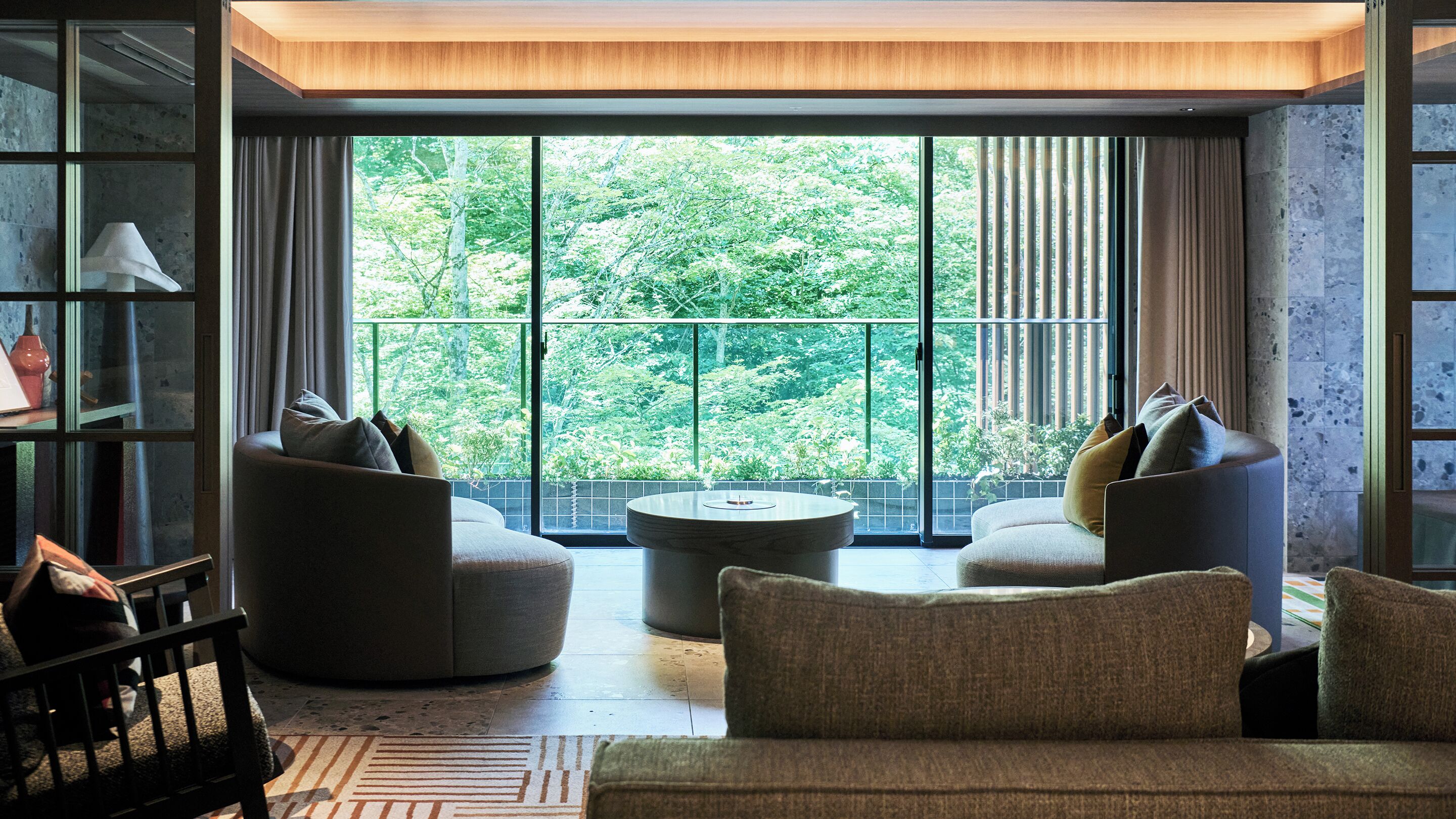 客房内保险箱、办公桌、遮光窗帘、熨斗/熨板