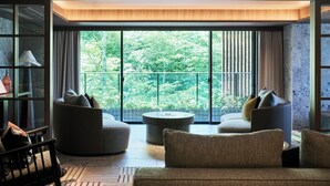 A modern living room with a large window, two sofas, a coffee table, and a bookshelf. - GLAMDAYSTYLE HOTEL&RESORT KYU-KARUIZAWA (Karuizawa)