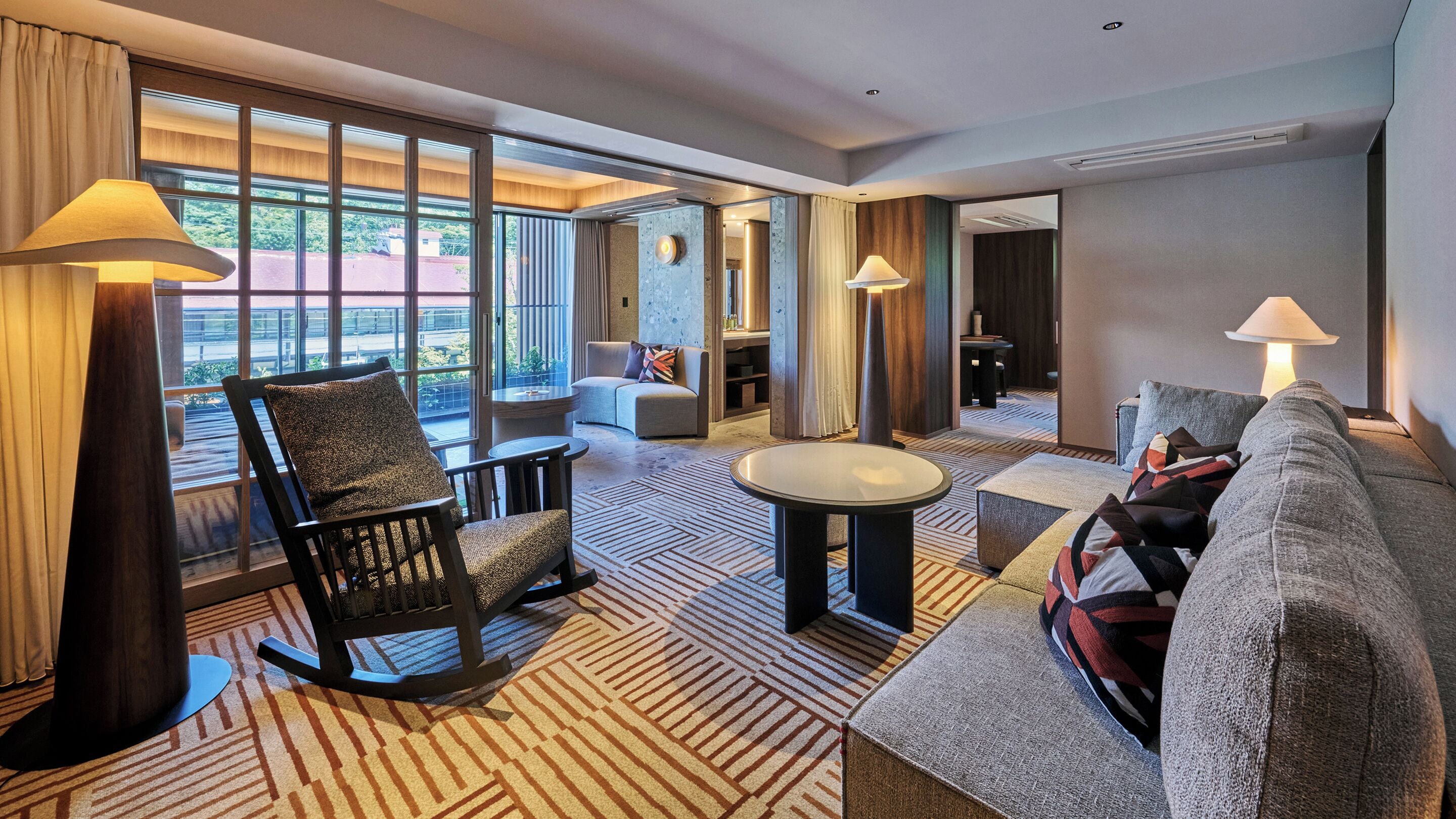 セーフティボックス (室内)、デスク、遮光カーテン、アイロン / アイロン台