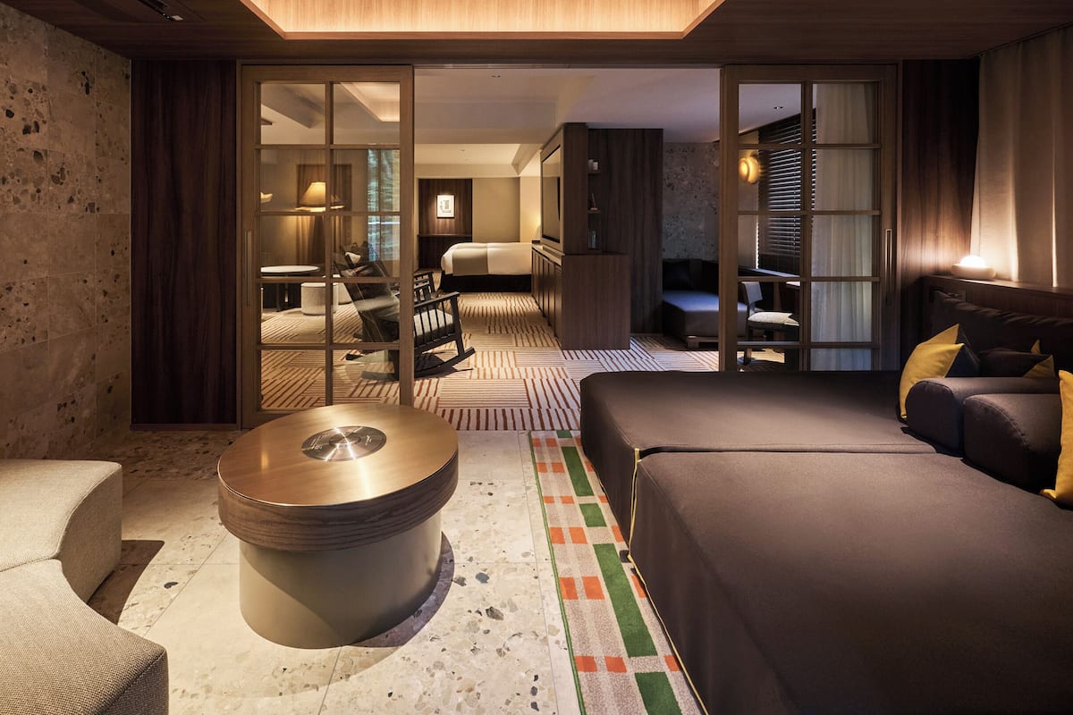 Caja de seguridad en la habitación, escritorio y cortinas blackout