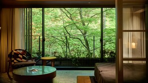 A room with a large window, a round table, a chair, and a sofa. - GLAMDAYSTYLE HOTEL&RESORT KYU-KARUIZAWA (Karuizawa)