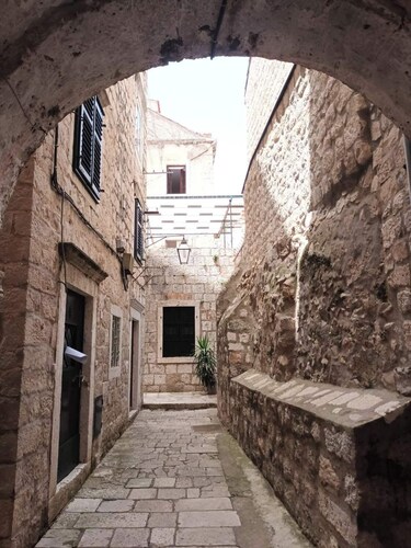 Charming 4-bedroom condo with WiFi and AC in lovely Dubrovnik
