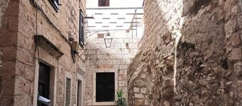 Charming 4-bedroom condo with WiFi and AC in lovely Dubrovnik