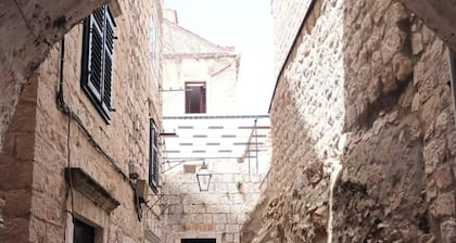 Charming 4-bedroom condo with WiFi and AC in lovely Dubrovnik