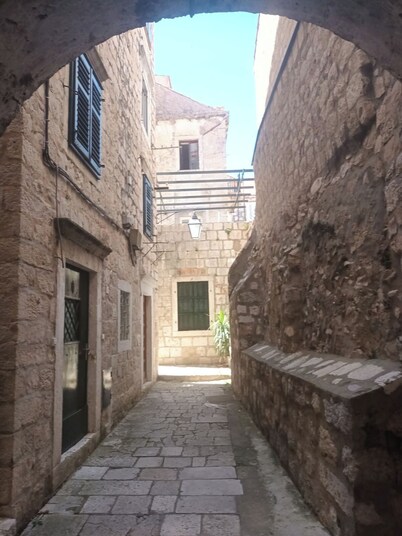Charming 4-bedroom condo with WiFi and AC in lovely Dubrovnik