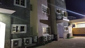 Depan hartanah - siang/malam