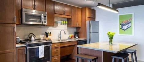 Departamento | Cocina privada | Refrigerador, microondas, horno y parrilla de estufa