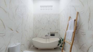 Familienvilla, 2 Schlafzimmer, eigener Pool, Poolblick | Badezimmer | Hausschuhe