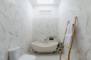 Family Villa, 2 Bedrooms, Private Pool, Pool View | Bathroom | Slippers - Villa Sardegna Ubud (Ubud)
