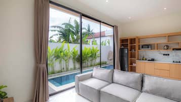 Familievilla, 2 soverom, privat basseng, bassengutsikt | Oppholdsområde | En 50-tommers smart-TV med digitale kanaler