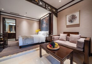 Ropa de cama de alta calidad y caja de seguridad en la habitación 