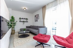 تلفزيون بشاشة مسطحة بحجم 32-بوصة يعرض قنوات فضائية، تنس طاولة