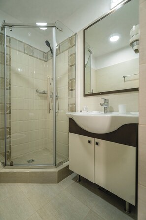 Comfort Double Room, 1 Bedroom | Bathroom | Shower, hair dryer, soap, shampoo