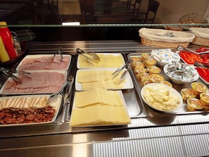 每日供應吃到飽早餐 (每人 RON45)