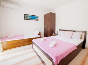 Quarto triplo (Triple Room with Balcony 3) | 3 quartos