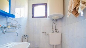 Shower, towels - Petrovac Serenity Stay Near the Beach (Petrovac)