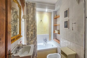 Apartamento familiar, 2 habitaciones, 2 baños (Francigena Loggia  Apartment Shared) | Baño | Ducha y bañera combinadas, secador de pelo, bidé y toallas