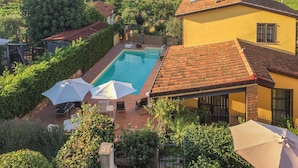 A residential property with a swimming pool, outdoor seating, and a garden. - Francigena Loggia Apartment Shared Pool (Gambassi Terme)