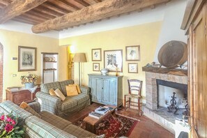 Family Apartment, 2 Bedrooms, 2 Bathrooms, Mountainside (Francigena Loggia  Apartment Shared) | Living area | 21-inch TV with satellite channels, fireplace - Francigena Loggia Apartment Shared Pool (Gambassi Terme)