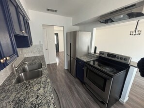 冷蔵庫、電子レンジ、オーブン、コンロ