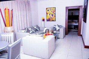 Habitación junior, balcón, vistas a la ciudad | Zona de estar