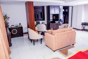 Habitación junior, balcón, vistas a la ciudad | Escritorio, espacio para trabajar con un portátil, cortinas opacas