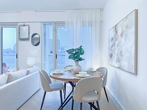 Premium-lejlighed - 2 soveværelser - søudsigt | Spisestue