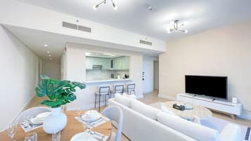 Apartamento premium, 2 quartos, vista para o lago | Sala de estar | Smart TV 55 polegadas com canais a cabo