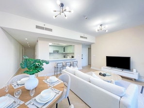 Appartement Prestige, 2 chambres, vue sur le lac | Salle de séjour | Téléviseur connecté de 55 po avec télévision par cùble