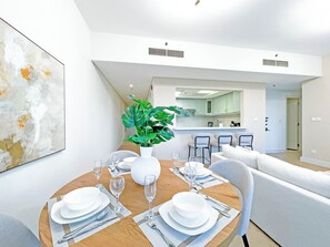 Premium Apartment, 2 Bedrooms, Lake View | Dining room