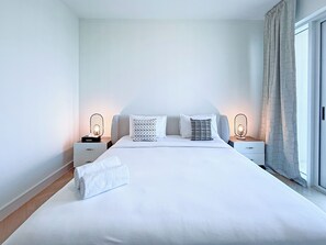 Premium-lejlighed - 2 soveværelser - søudsigt | 2 soveværelser, pengeskab på værelset, mørklægningsgardiner