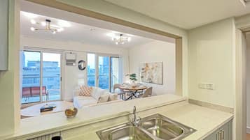 尊荣公寓, 2 间卧室, 湖景 | 私人厨房 | 冰箱、微波炉、烤箱、洗碗机