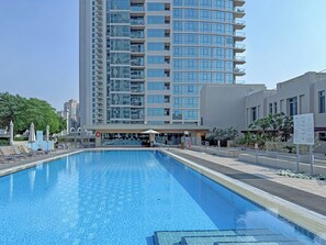 Outdoor pool, pool umbrellas, pool loungers - bnbme - Golf Tower - 2 BDR (Dubai)