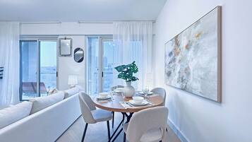 Premium Apartment, 2 Bedrooms, Lake View | Dining room