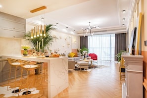 Alloggio panoramico su due livelli, letti multipli, balcone, vista oceano | Tende oscuranti, insonorizzazione, Wi-Fi gratuito, lenzuola
