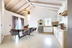 Køleskab, mikrobølgeovn, ovn, kogeplade