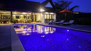 A modern house with a swimming pool, outdoor furniture, and a well-lit patio area. - Katamanda villa Eden Large Villa near Kata Beach (Karon)