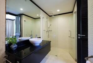 Standard Villa, 5 Bedrooms, Sea View | Bathroom | Soap, shampoo, toilet paper - Katamanda villa Eden Large Villa near Kata Beach (Karon)