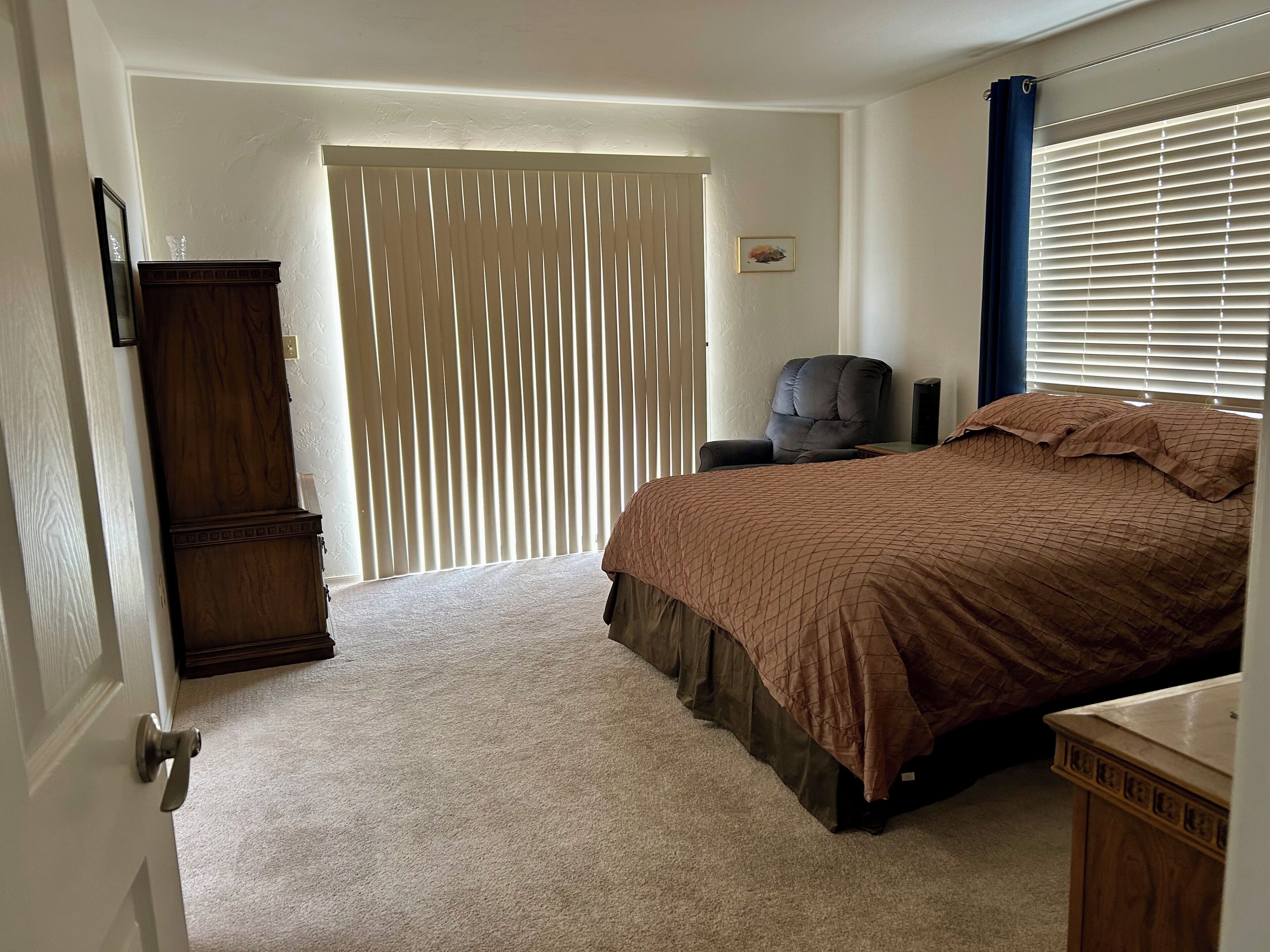 4 habitaciones, escritorio, tabla de planchar con plancha y wifi gratis 